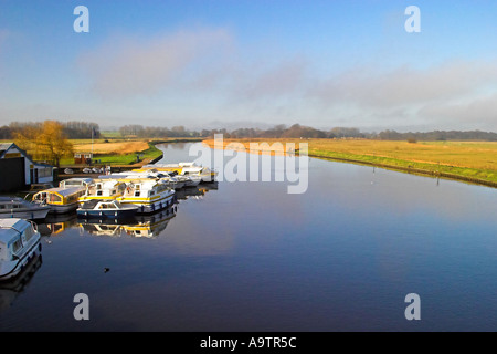 Sportboote auf Fluss Bure norfolk Stockfoto