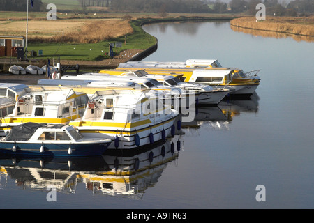 Sportboote auf Fluss Bure norfolk Stockfoto