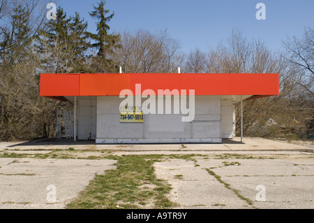 Verlassene Tankstelle zum Verkauf in Lansing, Michigan USA Stockfoto