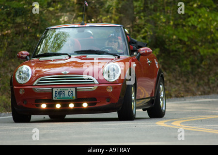 MINI Cooper Cabrio Rundung eine Kurve auf einer Landstraße Stockfoto