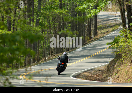 Motorrad auf einer kurvenreichen Landstraße Stockfoto