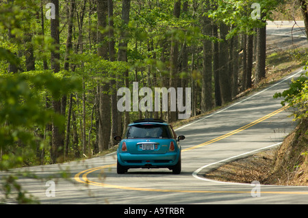 MINI Cooper S auf eine kurvenreiche Landstraße getrieben Stockfoto
