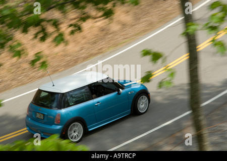 MINI Cooper S auf der Landstraße Stockfoto