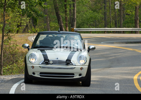 MINI Cooper Cabrio auf der kurvenreichen Landstraße Stockfoto
