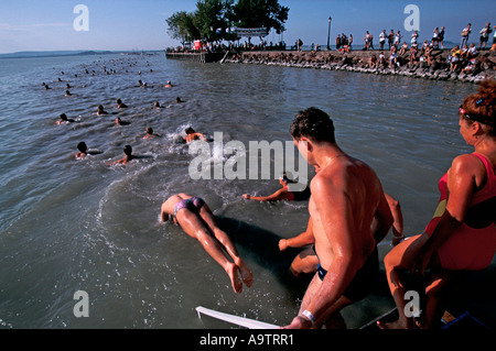 Plattensee-Ungarn: Menschen Set off auf der jährlichen 5 2km Schwimmen auf dem See von Revflop, Balatonboglar august 2001 Stockfoto