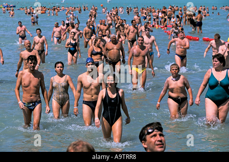 Lake Balaton Ungarn Schwimmer Ankunft in der Stadt Balatonbulgar nach Abschluss der jährlichen 5,2 km Schwimmen auf dem See Stockfoto