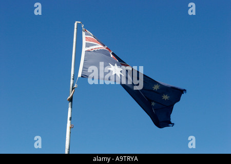 Die australische Flagge mit einem leuchtend blauen Hintergrund im Wind wehen. Western Australia Busselton. Stockfoto