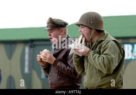 amerikanischen ww2 Army Soldat Essen Burger in Glen Miller festival Stockfoto