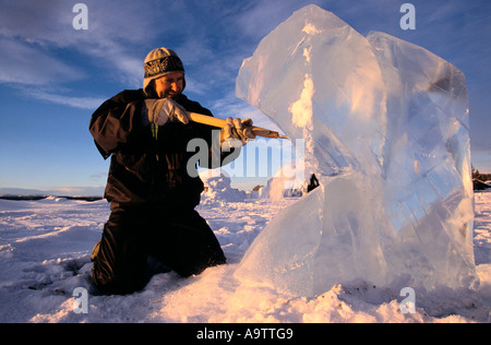 Arne Berg, Art Director des Eishotels, schnitzen eine Eis-Skulptur an den Ufern des Flusses Torne am Jukkasjavi, Stockfoto
