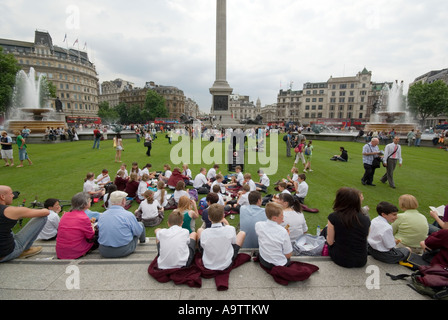 Menschen am Trafalgar Square in London als ein Rasen verlegt, Dorf London zu fördern Stockfoto