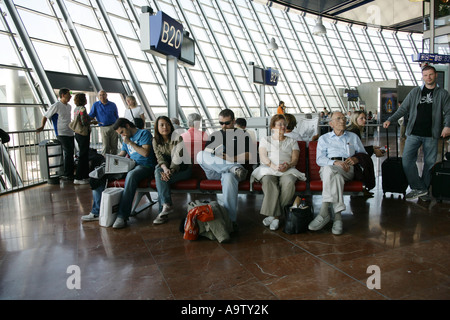 Flugreisende warten auf Bord ihren Flug, Flughafen Nizza, Frankreich. NUR ZUR REDAKTIONELLEN VERWENDUNG Stockfoto