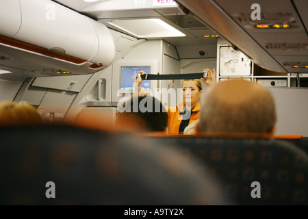 Flight Attendant zeigt Notfallverfahren Fluggästen, England, UK nur zur redaktionellen Nutzung Stockfoto