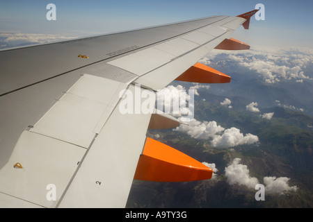 Flügel des Flugzeuges EasyJet im Flug über den unteren Bereich der Alpen Berge, Frankreich. Stockfoto