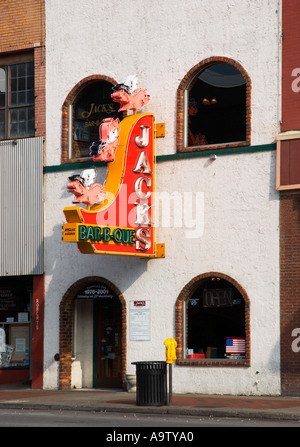 Äußere und Neonzeichen des Jack's Bar-B-Que Restaurants, ein berühmtes Barbecue-Wahrzeichen in der Innenstadt von Nashville, Tennessee, USA.A Stockfoto