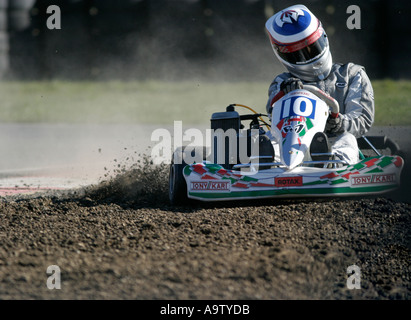 Senior Max Kart Fahrer stürzt in Kiesbett durch Querkräfte bei Kurvenfahrt Nutts Corner Nordirland Stockfoto