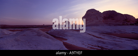 Die Sonne beginnt in der weißen Wüste Ägyptens steigen Stockfoto