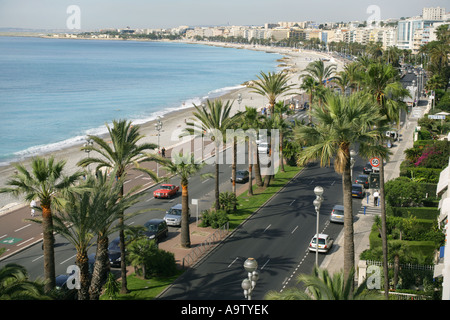 Die Promenade des Anglais, Blick nach Westen, gesehen von der Terrasse eines fünften Stock Wohnung, Nizza, Frankreich Stockfoto