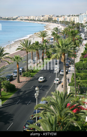 Die Promenade des Anglais, Blick nach Westen, gesehen von der Terrasse eines fünften Stock Wohnung, Nizza, Frankreich Stockfoto