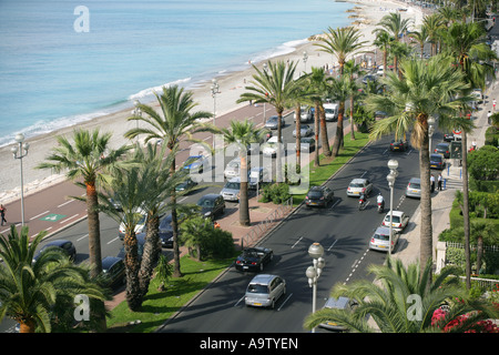 Die Promenade des Anglais, Blick nach Westen, gesehen von der Terrasse eines fünften Stock Wohnung, Nizza, Frankreich Stockfoto