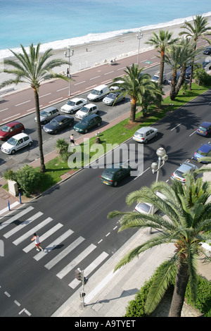 Die Promenade des Anglais, Blick nach Westen, gesehen von der Terrasse eines fünften Stock Wohnung, Nizza, Frankreich Stockfoto