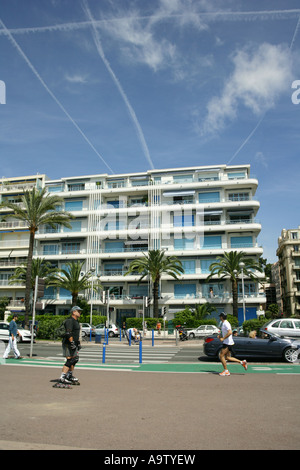 50er Jahre, Jogger, Fußgänger und Siffer Wohnhaus an der Promenade des Anglais, Nizza Frankreich Stockfoto