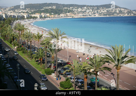 Breit und erhöhten Blick auf die Promenade des Anglais von der Terrasse der Wohnung, Blick nach Osten, in Nizza, Frankreich. Stockfoto