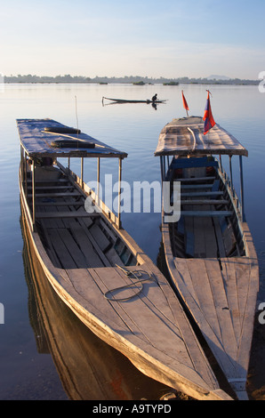 Vertäut Angelboote/Fischerboote mit Fischer im Hintergrund Stockfoto