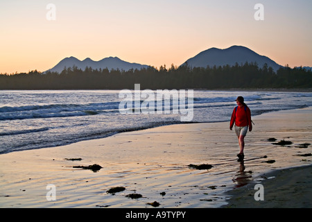 Frau Wanderer auf einsamen Strand Chesterman Bay Pacific Rim-Vancouver Island Kanada Stockfoto