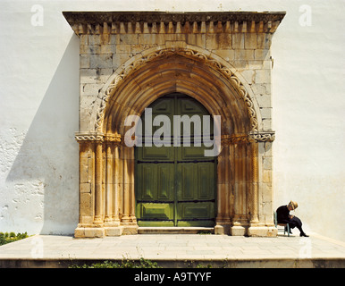 Portugal Algarve Praia da Conceição eine typische alte Frau in Schwarz, häkeln Arbeit Der manuelinische Stil Kirche Tür Stockfoto