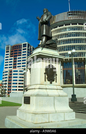 Statue von Premier Richard John Seddon The Beehive Regierungsgebäude City of Wellington Neuseeland Stockfoto