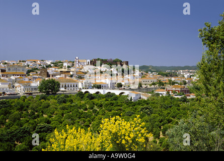 Portugal, Algarve, Silves über Orangenhaine, Stadt, Kathedrale und Burg gesehen Stockfoto