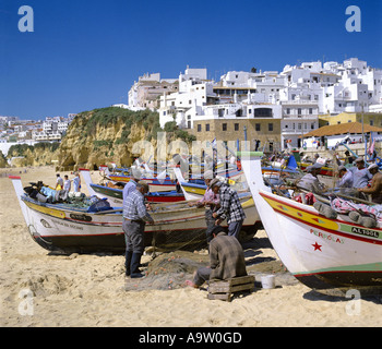 Portugal Algarve, Albufeira, Fischerstrand, Männer ausbessern Netze Stockfoto