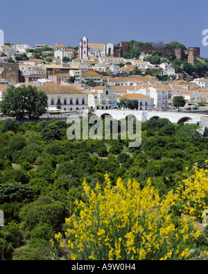 Portugal, Algarve, Silves über Orangenhaine, Stadt, Kathedrale und Burg gesehen Stockfoto