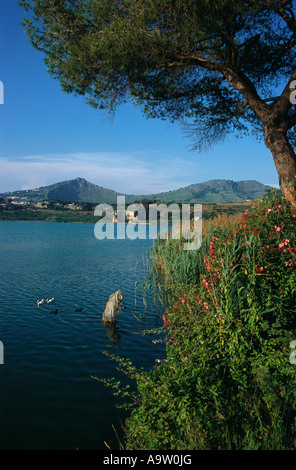 Cuma Kampanien Italien römische Ruinen der Thermen aka Apollo-Tempel am Rande des Lago d Averno Stockfoto