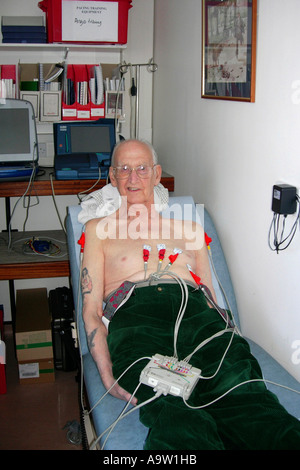 Männliche Senior mit einem ECG-Test in einem Krankenhaus Stockfoto