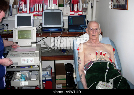 Männliche Senior mit einem ECG-Test in einem Krankenhaus Stockfoto