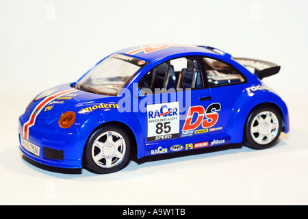 Blaue Volkswagen Käfer Spielzeugauto vor einem weißen Hintergrund. Stockfoto