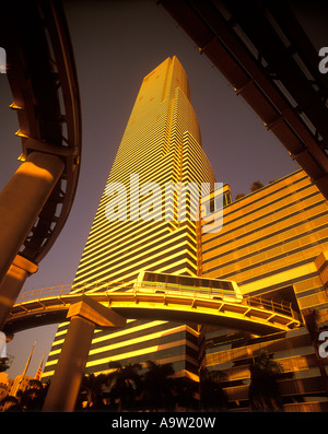 METROMOVER BEFÖRDERUNG ELEVATED MONORAIL KNIGHT CENTER MIAMI FLORIDA USA Stockfoto