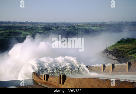 Überläufe Hochwasserentlastung am Itaipu-Damm Wasserkraft Strom fällt Iguaçu, Brasilien, Südamerika Stockfoto