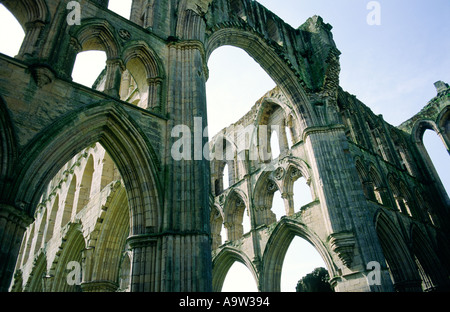 Ruinen von Rievaulx Abtei in den North York Moors National Park, North Yorkshire, England. 1132 von Zisterziensern gegründet. Stockfoto