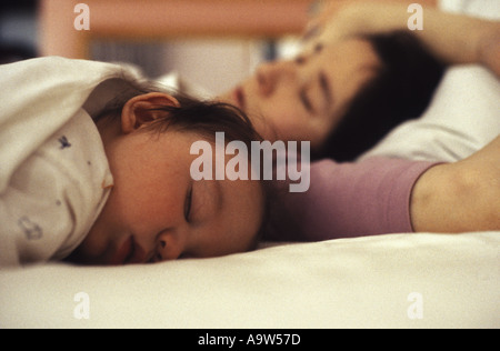 Mutter und Kind gemeinsam ruhen Stockfoto