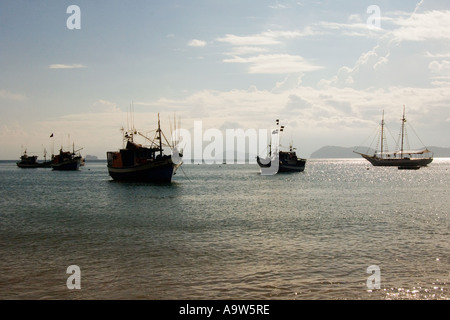 Angeln Boote Picinguaba Strand Ubatuba Atlantik Sao Paulo Brasilien Stockfoto