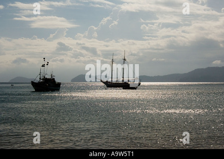 Angeln Boote Picinguaba Strand Ubatuba Atlantik Sao Paulo Brasilien Stockfoto