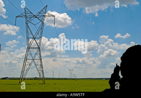 Energieverwaltung Überprüfung große Stromtrassen und Türme an sonnigen Tag Florida USA Stockfoto