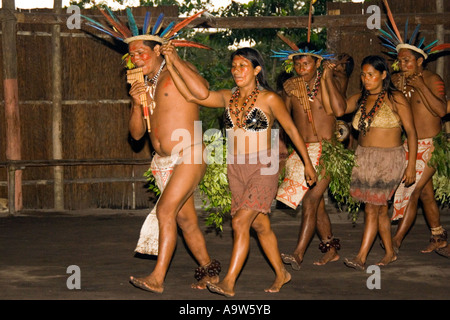 Traditioneller Tanz der Dessanos Indianerstamm Rio Taruma Amazonas Brasilien Stockfoto