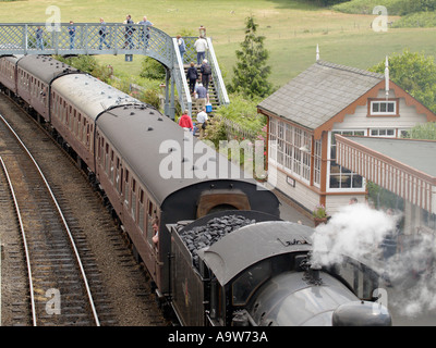 DAMPFZUG DER NORTH NORFOLK EISENBAHNEN MOHN LINIE BETRETEN DER STATION BEI WEYBOURNE NORFOLK EAST ANGLIA ENGLAND UK Stockfoto