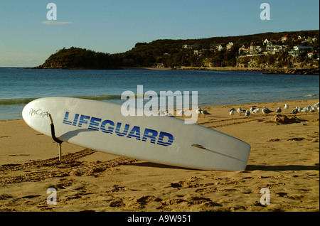 RETTUNGSSCHWIMMER SURFBRETT AM MANLY STRAND Stockfoto