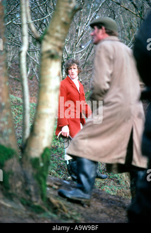 Vertikale Ansicht von Bauern mit rotem Fellfuchs, die im Wald warten, Llanwrda, Wales, Großbritannien 1970er Jahre 1979 Archiv KATHY DEWITT Stockfoto