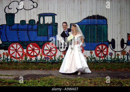 Braut und Bräutigam vor Graffiti Wandmalerei Stockfoto