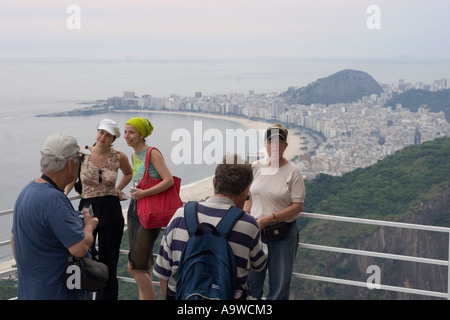 Westliche Touristen am Zuckerhut Stockfoto